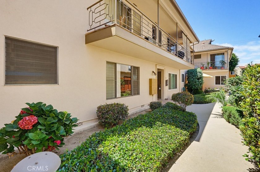 Don't miss this cute 1 bedroom, 1 bath condo, 3 blocks from the - photo 3