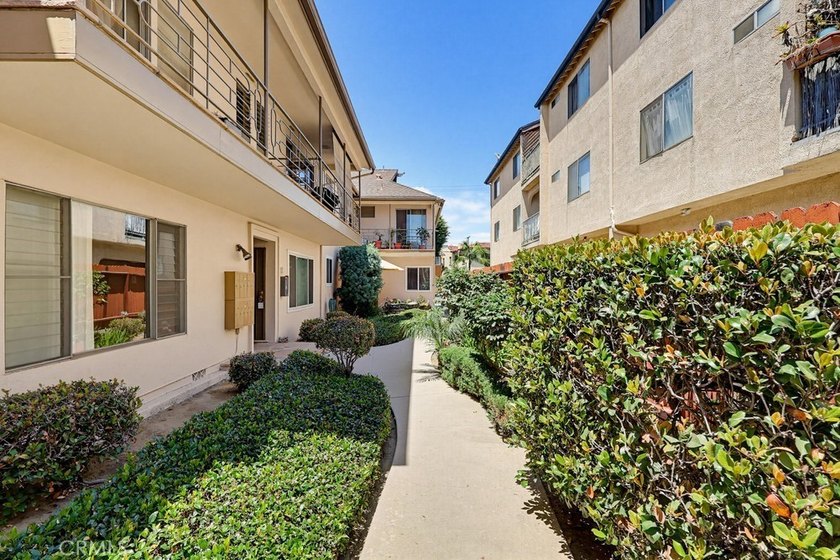 Don't miss this cute 1 bedroom, 1 bath condo, 3 blocks from the - photo 4