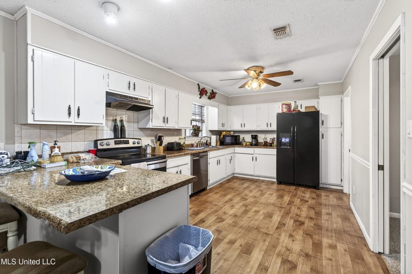 This spacious 3-bedroom, 2-bath home offers a rare opportunity - photo 7