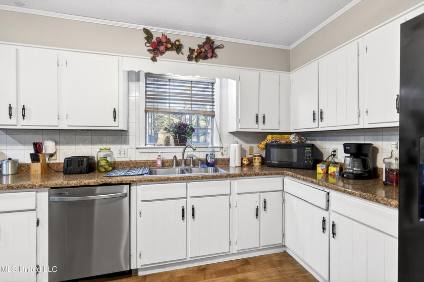 This spacious 3-bedroom, 2-bath home offers a rare opportunity - photo 8
