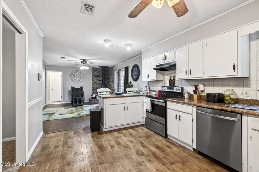 This spacious 3-bedroom, 2-bath home offers a rare opportunity - photo 9