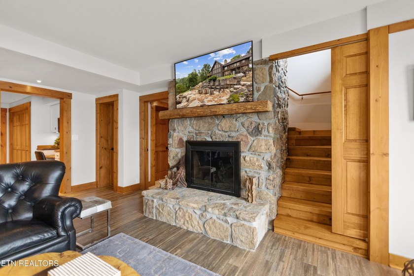 Rare Opportunity: Luxury Rustic-Modern Lakefront Retreat Wake up - photo 25