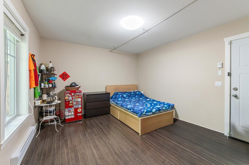 GUILDFORD GREEN complex! Fabulous CORNER unit offering nearly - photo 34