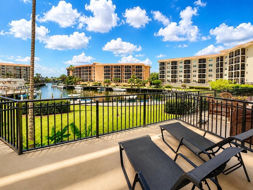 Rarely available, spacious split 2br, 2ba corner in San Remo - photo 3
