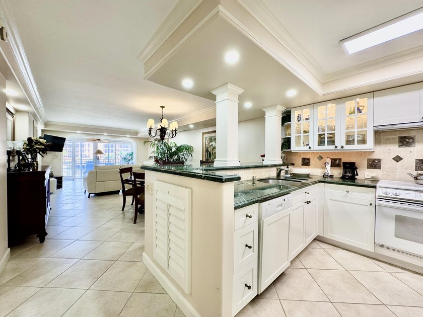 Rarely available, spacious split 2br, 2ba corner in San Remo - photo 5