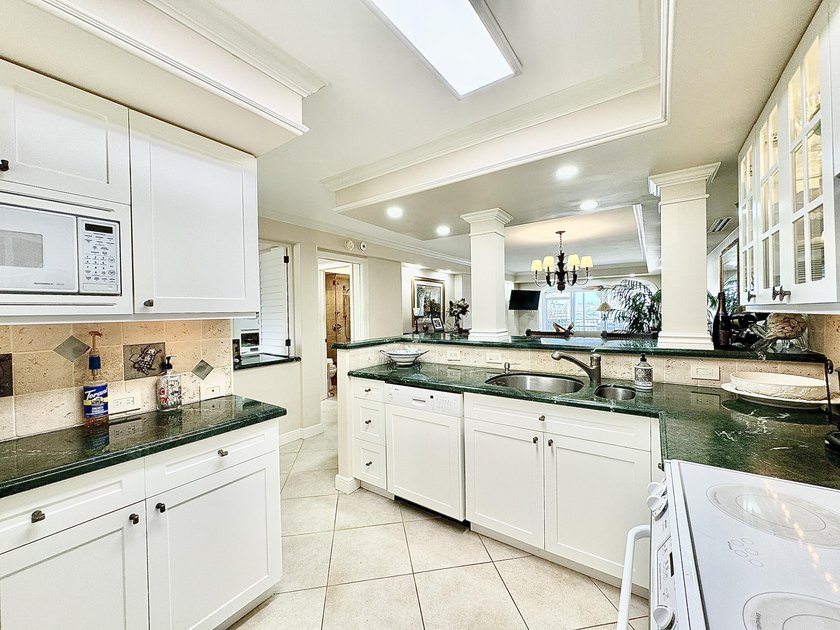 Rarely available, spacious split 2br, 2ba corner in San Remo - photo 6