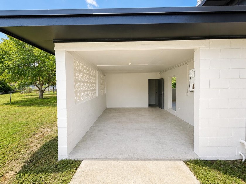 DOUBLE LOT! Stunning fully renovated home on a rare double lot - photo 4