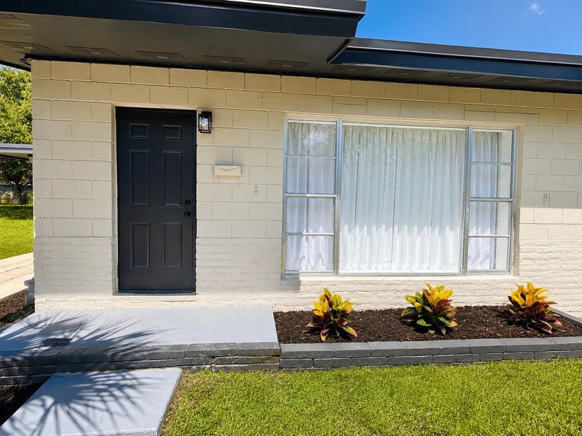 DOUBLE LOT! Stunning fully renovated home on a rare double lot - photo 5