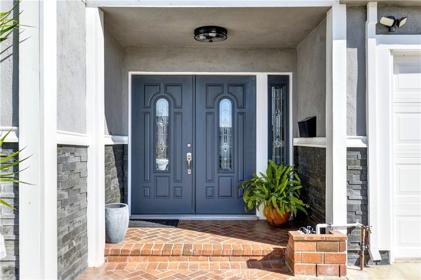 Fabulous pool home located on a quiet cul-de-sac in the highly - photo 3