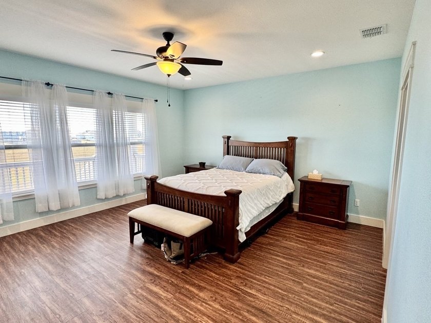 Beautiful custom-built 3- bedroom, 2-bath stilt home (2019) - photo 13