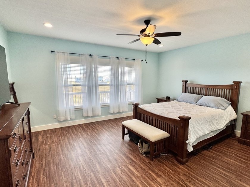 Beautiful custom-built 3- bedroom, 2-bath stilt home (2019) - photo 15