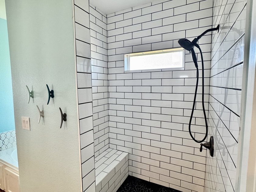 Beautiful custom-built 3- bedroom, 2-bath stilt home (2019) - photo 19