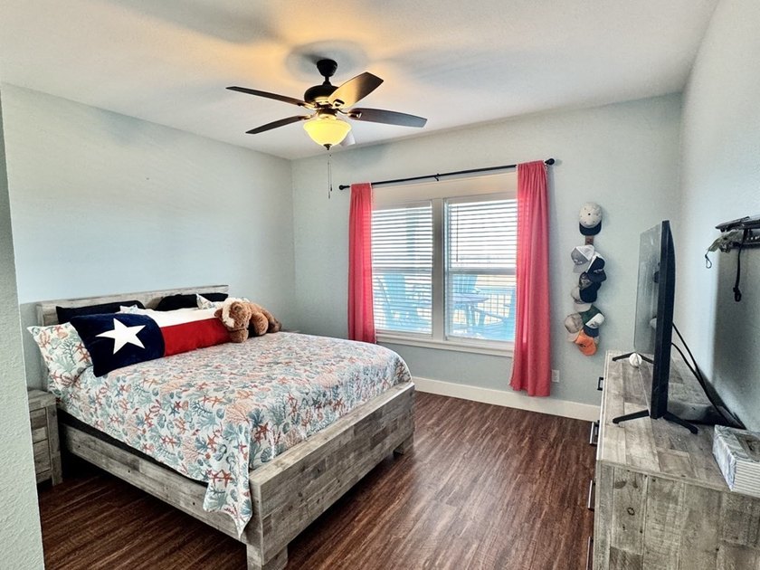 Beautiful custom-built 3- bedroom, 2-bath stilt home (2019) - photo 22