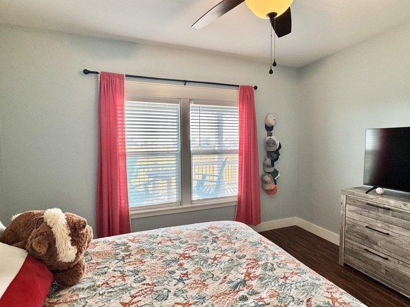 Beautiful custom-built 3- bedroom, 2-bath stilt home (2019) - photo 23