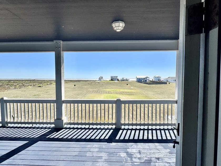 Beautiful custom-built 3- bedroom, 2-bath stilt home (2019) - photo 25