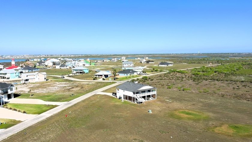 Beautiful custom-built 3- bedroom, 2-bath stilt home (2019) - photo 29