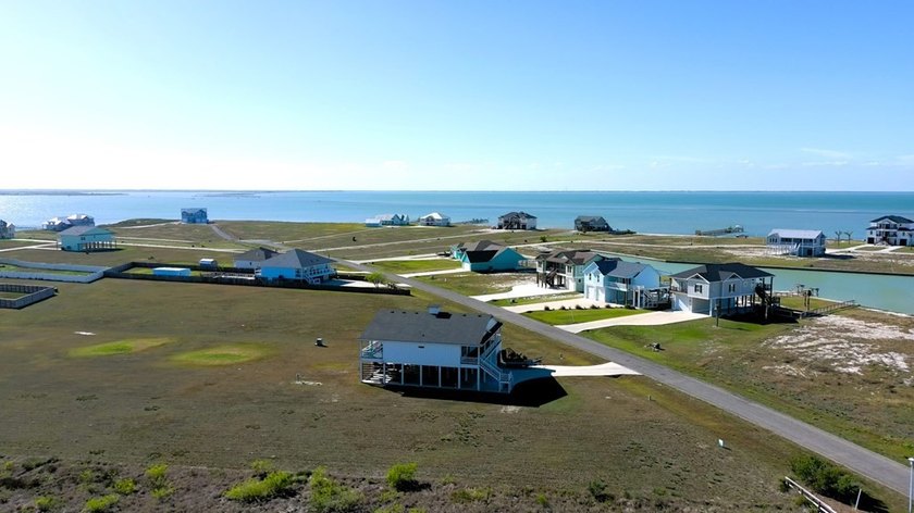 Beautiful custom-built 3- bedroom, 2-bath stilt home (2019) - photo 30