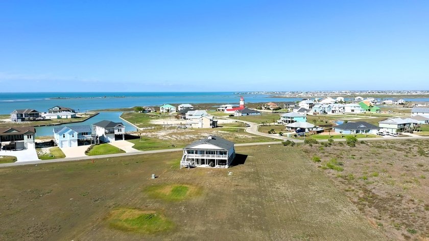 Beautiful custom-built 3- bedroom, 2-bath stilt home (2019) - photo 32