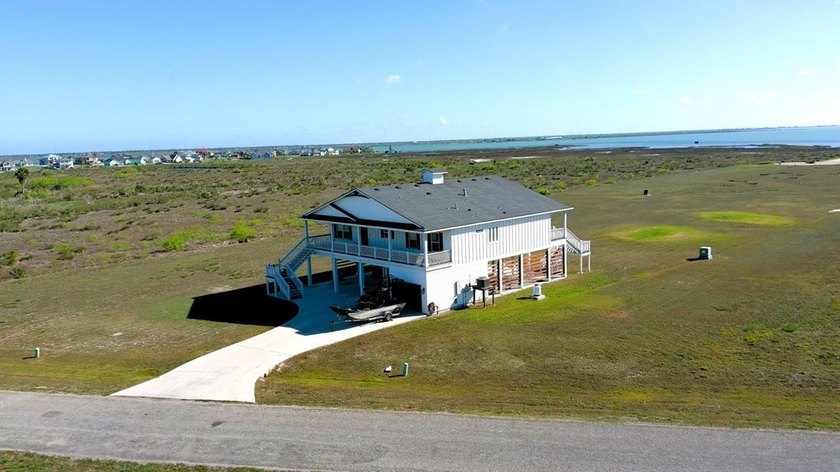 Beautiful custom-built 3- bedroom, 2-bath stilt home (2019) - photo 33