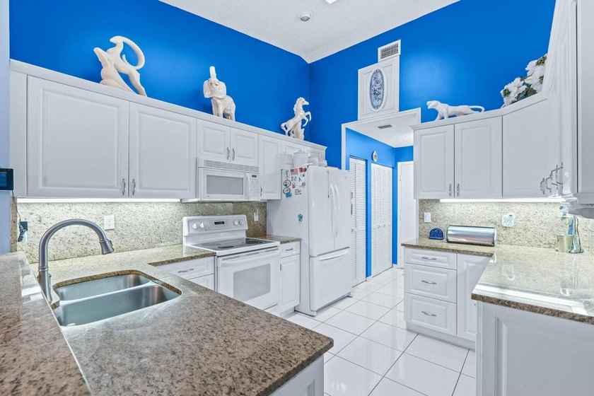 This well-maintained 3-bedroom, 2-bath single-family home is - photo 3