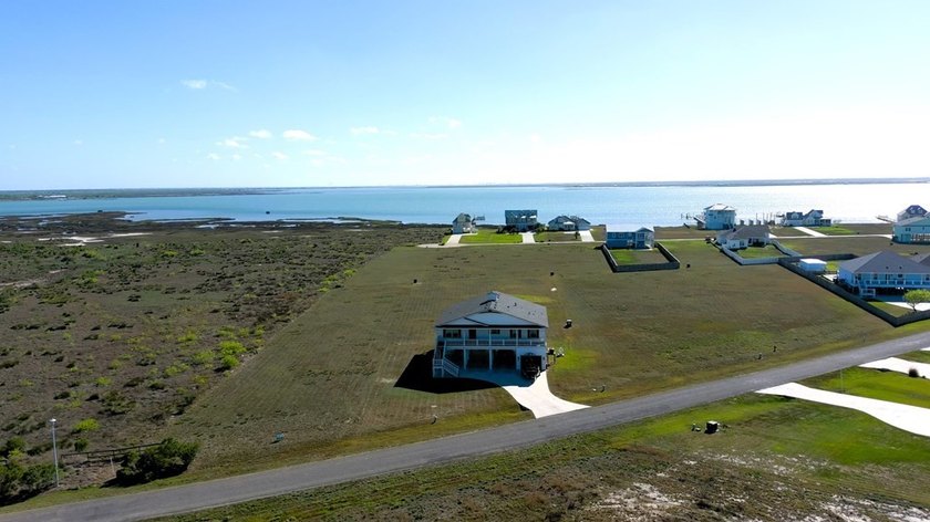 Beautiful custom-built 3- bedroom, 2-bath stilt home (2019) - photo 34