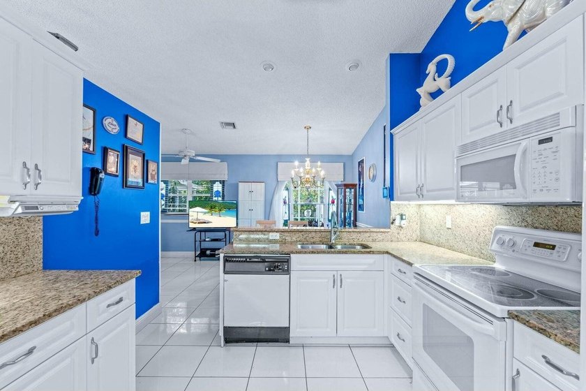 This well-maintained 3-bedroom, 2-bath single-family home is - photo 4