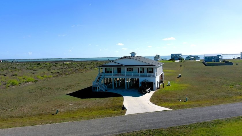 Beautiful custom-built 3- bedroom, 2-bath stilt home (2019) - photo 35