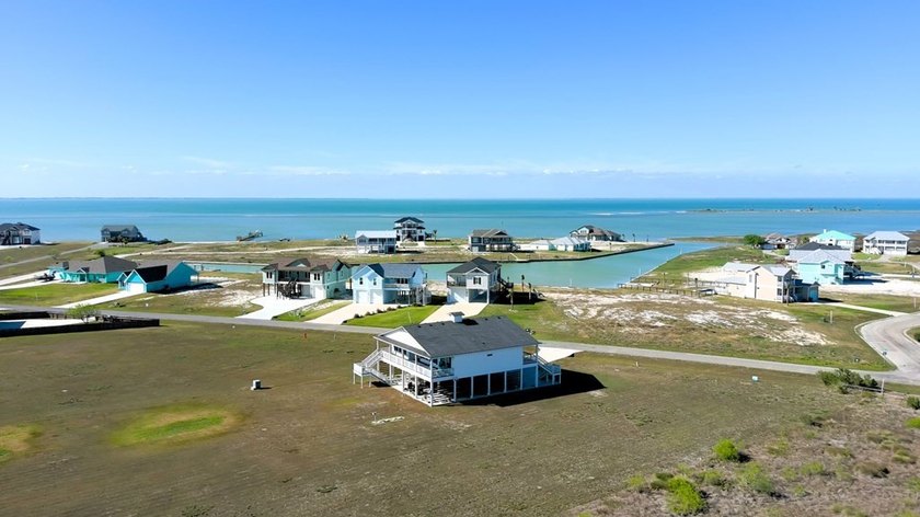 Beautiful custom-built 3- bedroom, 2-bath stilt home (2019) - photo 37