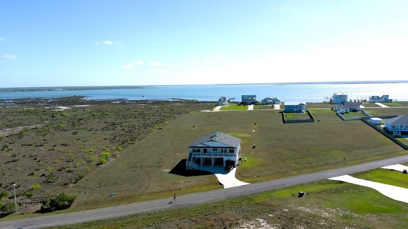 Beautiful custom-built 3- bedroom, 2-bath stilt home (2019) - photo 38