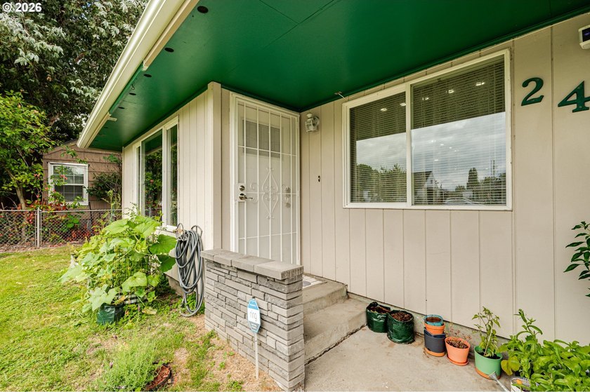 Welcome home to this charming bungalow situated on a spacious - photo 2