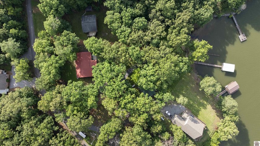 Kentucky Lake retreat with year-round water offering the perfect - photo 4