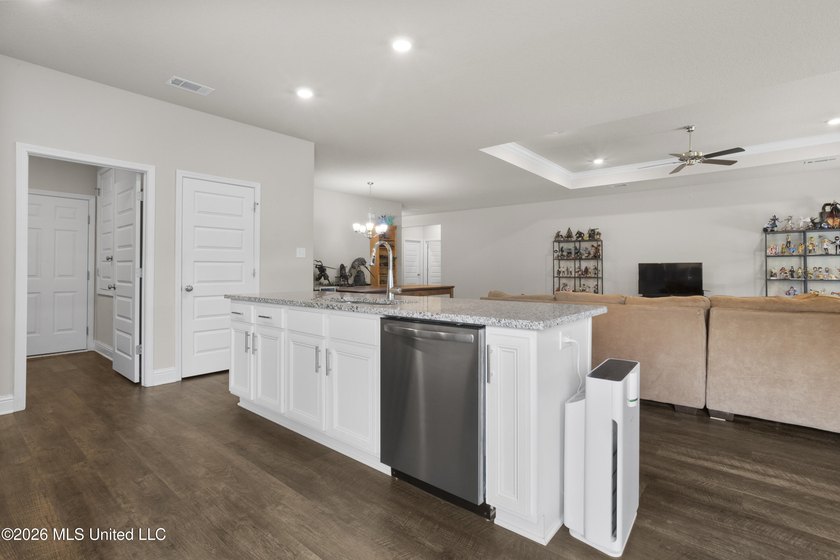 ASSUMABLE VA LOAN WITH 2.875% RATE! Brand new listing in the - photo 15