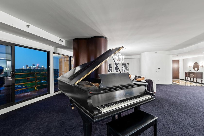 Rare Top-Floor Penthouse with unbelievable Views of Bde Maka Ska - photo 16