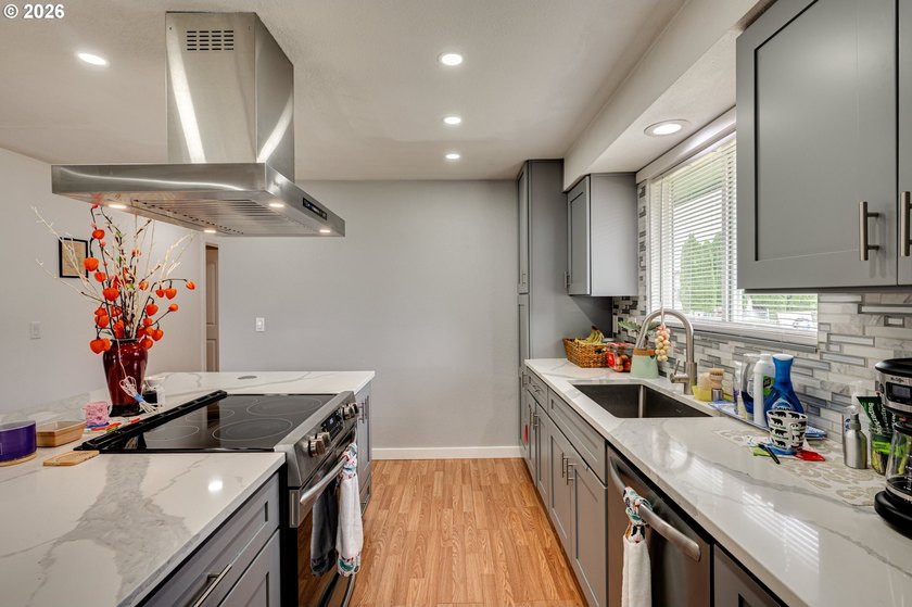 Welcome home to this charming bungalow situated on a spacious - photo 6