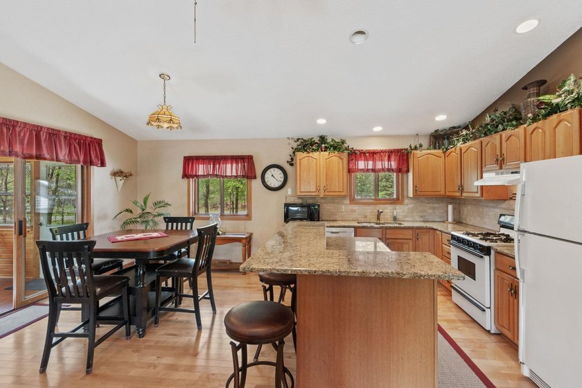Turn Key Lake Arrowhead Pines Course Home! Superb location just - photo 13
