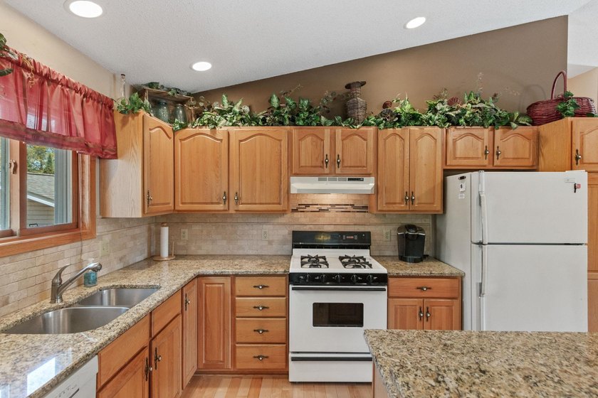 Turn Key Lake Arrowhead Pines Course Home! Superb location just - photo 17