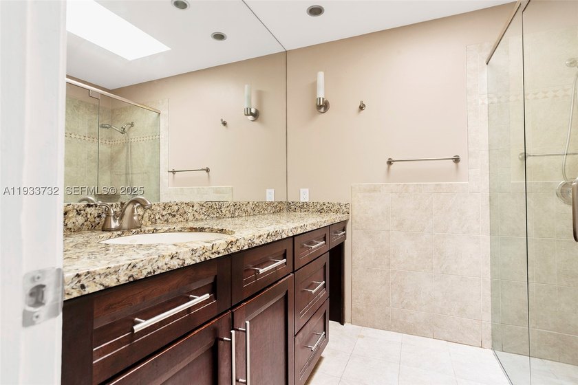 Welcome to easy living in this beautifully updated 3-bedroom - photo 14