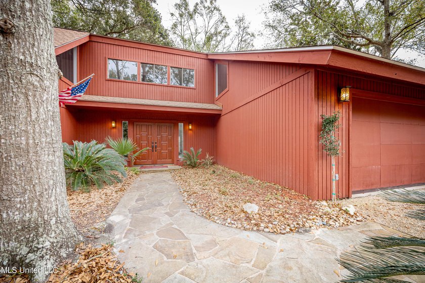 Welcome home to Redwood &amp; Cedar in the heart of Ocean Springs' - photo 2