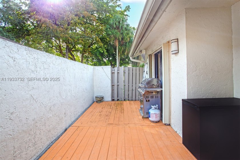 Welcome to easy living in this beautifully updated 3-bedroom - photo 24