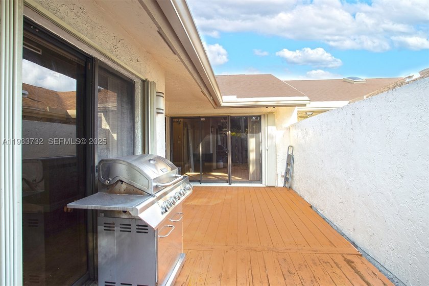 Welcome to easy living in this beautifully updated 3-bedroom - photo 26
