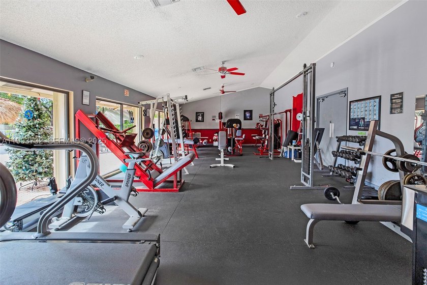 Welcome to easy living in this beautifully updated 3-bedroom - photo 27