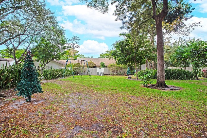 Welcome to easy living in this beautifully updated 3-bedroom - photo 32