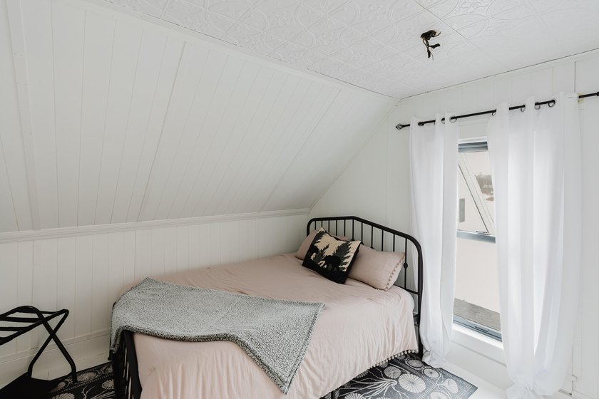 A classic Down East Home! This charming New England home has - photo 17