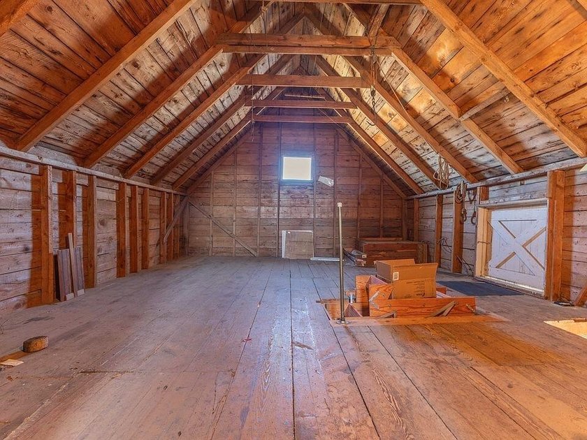 A classic Down East Home! This charming New England home has - photo 29