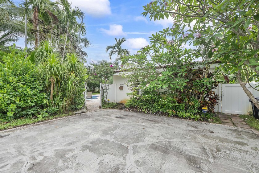 Desirable corner lot of nearly 10,000 sqft in the highly - photo 2