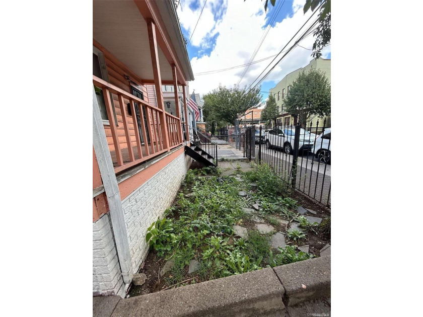 Fantastic opportunity to turn this unique multifamily lot with 2 - photo 2