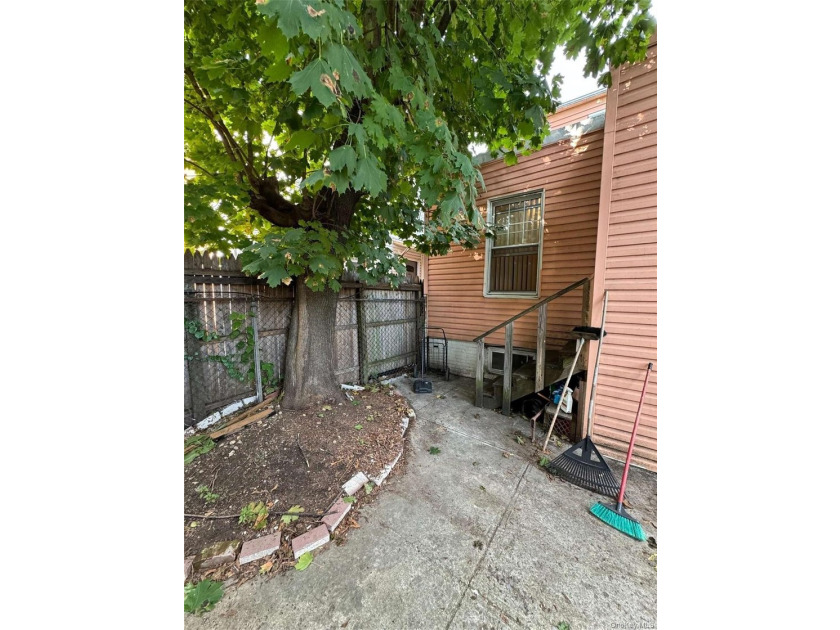 Fantastic opportunity to turn this unique multifamily lot with 2 - photo 3