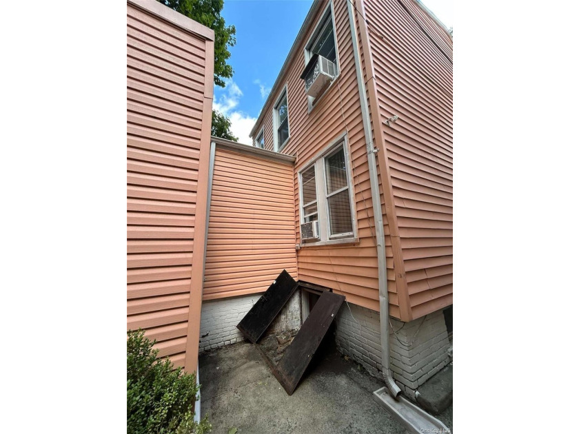Fantastic opportunity to turn this unique multifamily lot with 2 - photo 4
