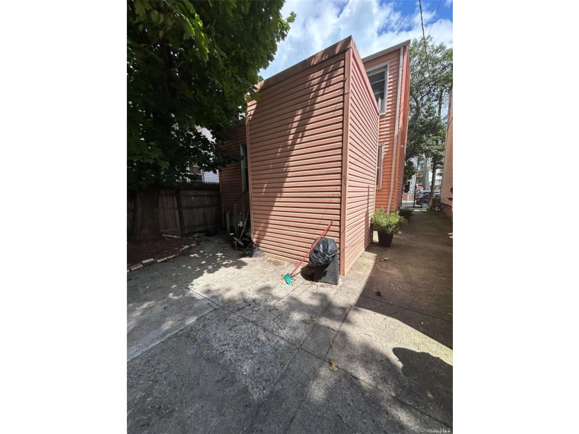 Fantastic opportunity to turn this unique multifamily lot with 2 - photo 5