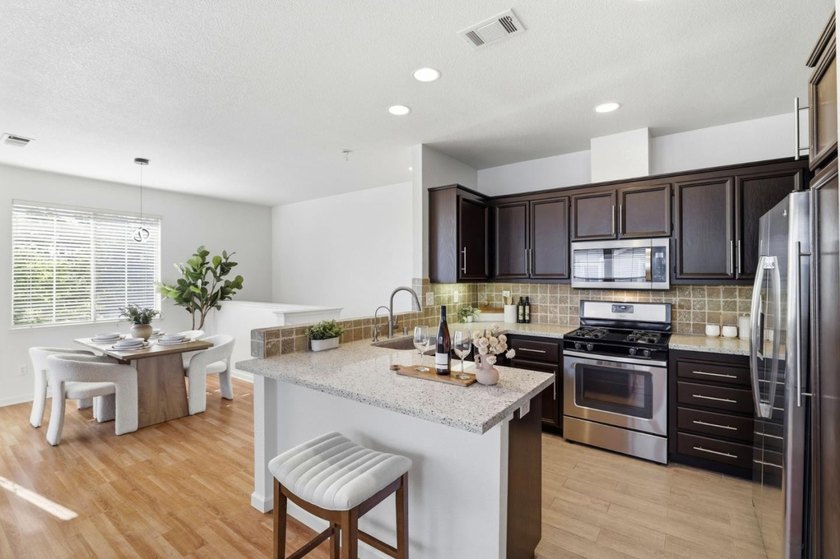 Bright &amp; Updated Townhome Style END UNIT w/ Abundant Natural - photo 12